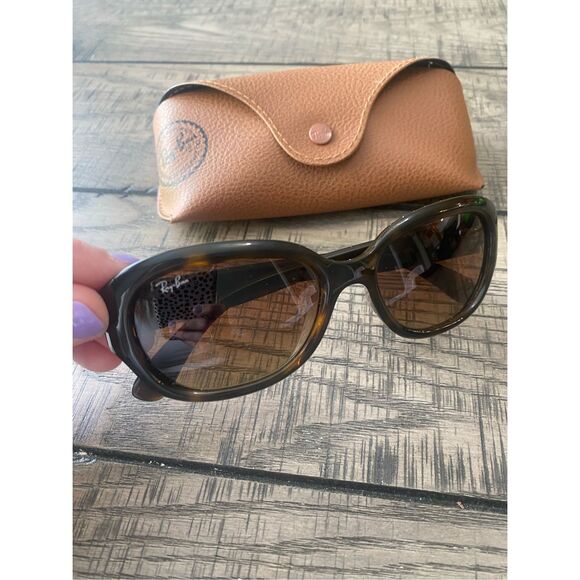 RayBan woman’s sunglasses with case - Picture 3 of 7